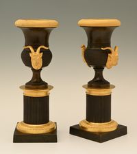 Een stel vuurverguld en gepatineerde bronzen Empire siervasen - afbeelding 2