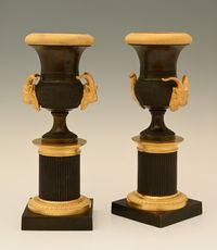 Een stel vuurverguld en gepatineerde bronzen Empire siervasen - afbeelding 3