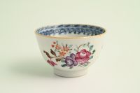 A set of six Chinese porcelain cups and saucers - image 3