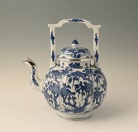 A large Chinese porcelain teapot - image 1