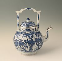 A large Chinese porcelain teapot - image 3