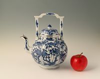 A large Chinese porcelain teapot - image 2
