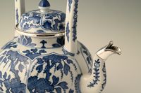 A large Chinese porcelain teapot - image 9