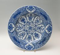 A very large Chinese porcelain dish, diameter 55 cm. - image 1