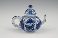 A miniature Chinese porcelain teapot. - image 4