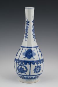 A Chinese porcelain vase - image 3