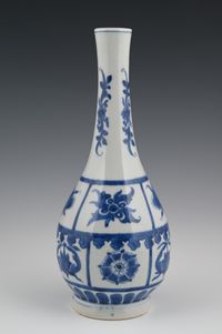 A Chinese porcelain vase - image 1