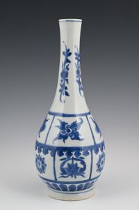 A Chinese porcelain vase - image 4