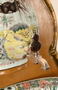 A Chinese famille verte porcelain cistern - image 3
