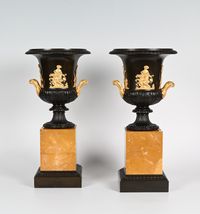 Een paar Franse Empire Campana-medicivazen met originele kandelaaropzetstukken. - afbeelding 7