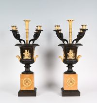 Een paar Franse Empire Campana-medicivazen met originele kandelaaropzetstukken. - afbeelding 1