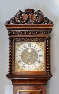 Een vroege Hollandse notenhouten staande klok met snijwerk, door Huijgens, omstreeks 1690 - afbeelding 2