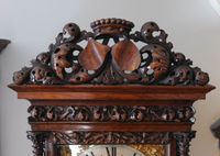Een vroege Hollandse notenhouten staande klok met snijwerk, door Huijgens, omstreeks 1690 - afbeelding 3