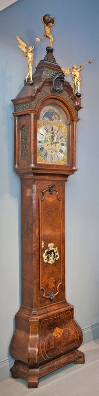 Een fraaie Hollandse wortelnoten staande klok Uswald Amsterdam met kalender circa 1750 - afbeelding 2