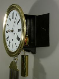 Een goede Franse 'Comtoise' ijzer en messing wandregulateur circa 1860 - afbeelding 4