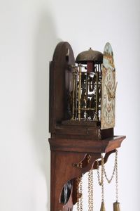 Een fraai Fries meekrab eiken staartschippertje met slagwerk en wekker, circa 1830. - afbeelding 3