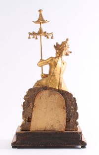 Een Oostenrijkse verguld houten figurale klok met dubbel mechaniek, omstreeks 1830 - afbeelding 2