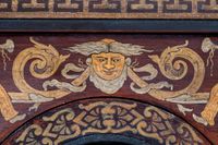 Een zeldzame en decoraieve Mid-Europese beschilderde houten zaagklok met slagwerk circa 1780 - afbeelding 5