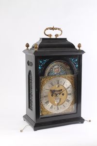 Een Hollandse gezwarte tafelklok met datum, dag en maanfase, door J.P. Kroese, omstreeks 1740 - afbeelding 2