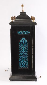 Een Hollandse gezwarte tafelklok met datum, dag en maanfase, door J.P. Kroese, omstreeks 1740 - afbeelding 6