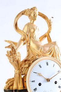 Een fraaie Frans Empire sculpturale vuurverguld bronzen pendule gesigneerd Colin, circa  1800. - afbeelding 3