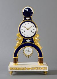 Een Franse Directoire vuurvergulde skeletpendule met email en kalender, Gaston Joly, circa 1795. - afbeelding 1