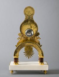 Een Franse Directoire vuurvergulde skeletpendule met email en kalender, Gaston Joly, circa 1795. - afbeelding 2