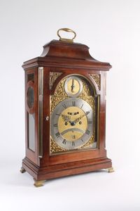 Een zeldzame Duitse mahonie tafelklok met 8-daags uurwerk gesigneerd Peter Behrems Schleswig, circa 1770. - afbeelding 1
