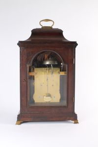 Een zeldzame Duitse mahonie tafelklok met 8-daags uurwerk gesigneerd Peter Behrems Schleswig, circa 1770. - afbeelding 3