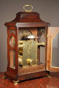 Een zeldzame Duitse mahonie tafelklok met 8-daags uurwerk gesigneerd Peter Behrems Schleswig, circa 1770. - afbeelding 4