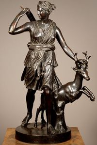 Een Frans gepatineerd bronzen sculptuur van Diana the Jager naar antiek voorbeeld, circa 1880 - afbeelding 1