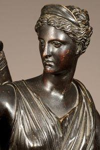 Een Frans gepatineerd bronzen sculptuur van Diana the Jager naar antiek voorbeeld, circa 1880 - afbeelding 3