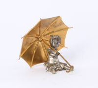 'Zittend meisje met papraplu', verzilverd en verguld bronzen beeldje, circa 1880. - afbeelding 1
