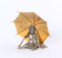 'Zittend meisje met papraplu', verzilverd en verguld bronzen beeldje, circa 1880. - afbeelding 2