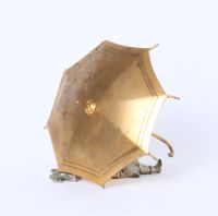 'Zittend meisje met papraplu', verzilverd en verguld bronzen beeldje, circa 1880. - afbeelding 3