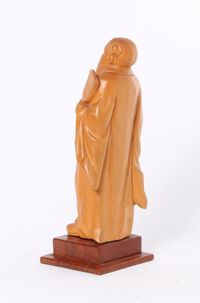 A lovely Chinese carved boxwood sculpture of a man, circa 1920. - image 3
