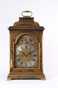 Een Engels verlakte chinoiserie tafelklok, omstreeks 1750 - afbeelding 1