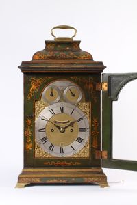 Een Engels verlakte chinoiserie tafelklok, omstreeks 1750 - afbeelding 2