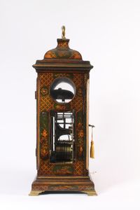 Een Engels verlakte chinoiserie tafelklok, omstreeks 1750 - afbeelding 3