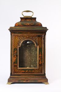 Een Engels verlakte chinoiserie tafelklok, omstreeks 1750 - afbeelding 4