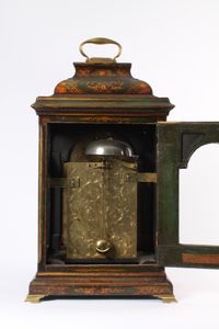 Een Engels verlakte chinoiserie tafelklok, omstreeks 1750 - afbeelding 5