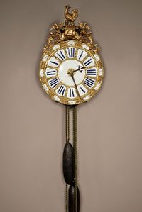 Een franse cartouche lantaarnklok, ca 1750, met gaand slag- en wekkerwerk, spillegang. - afbeelding 1
