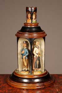 Een erg zeldzaam Zuid Duits/Oostenrijks gestoken draaiend doosje met kooplieden, ca 1850. - afbeelding 1