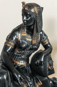 A fantastic black marble ‘retour de l’Egypt’ mantle clock with two side pieces. - image 5