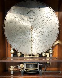 Een zeer zeldzame Duitse staande notenhouten en geanimeerde platenspeler, kalliope, omstreeks 1895 - afbeelding 2