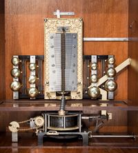 Een zeer zeldzame Duitse staande notenhouten en geanimeerde platenspeler, kalliope, omstreeks 1895 - afbeelding 3
