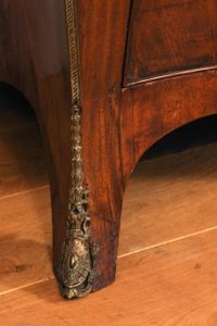 Een Hollands mahoniehouten cilinderbureau, omstreeks 1770 - afbeelding 8