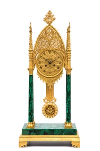 Een Russische neo-Gotische verguld bronzen en malachiet gefineerde pendule, omstreeks 1830 - afbeelding 1