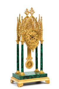 Een Russische neo-Gotische verguld bronzen en malachiet gefineerde pendule, omstreeks 1830 - afbeelding 2