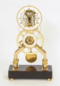 Een Franse Directoire messing en zwart marmeren skeletklok, omstreeks 1795 - afbeelding 2